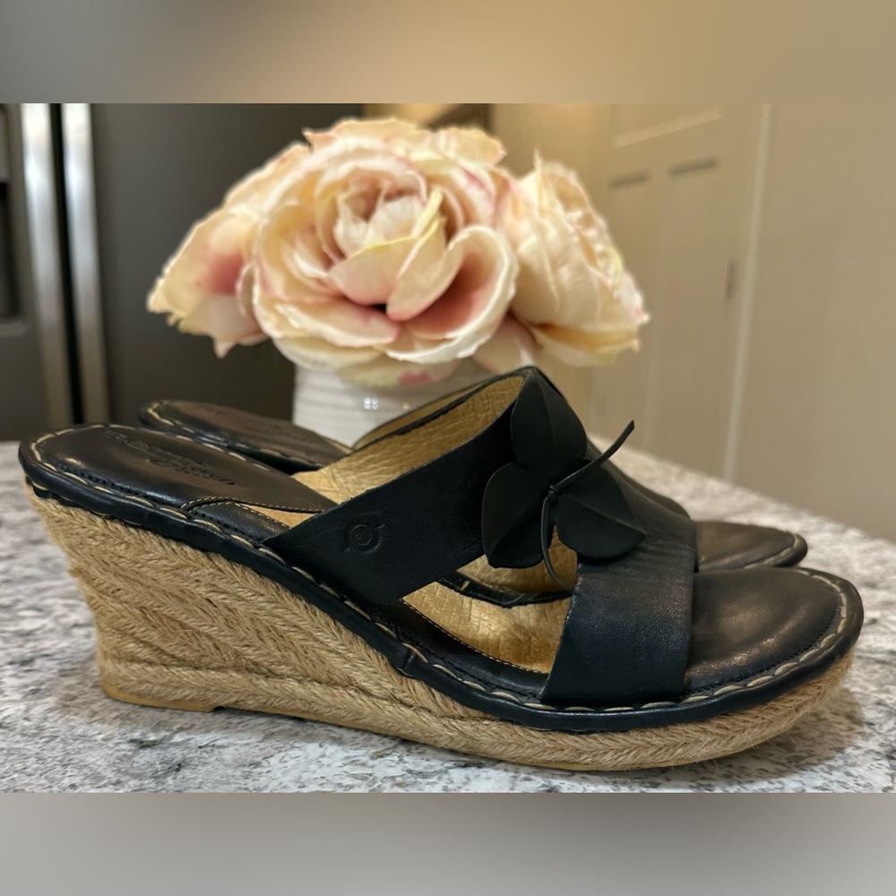 Born espadrille wedge sandals, Black leather, Flower Detail, Size 10